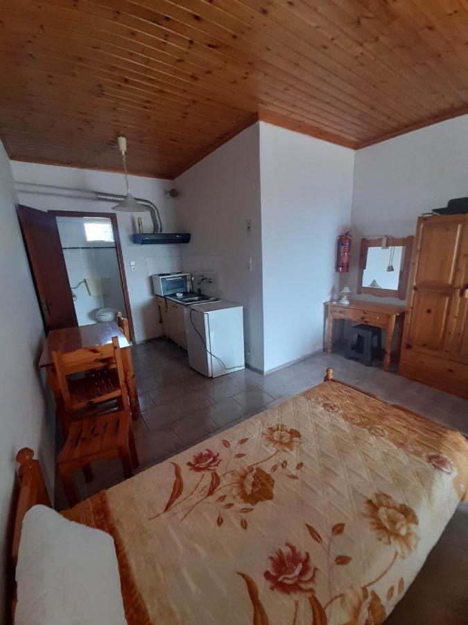 Christina Sunny Rooms Loutsa  Exterior photo