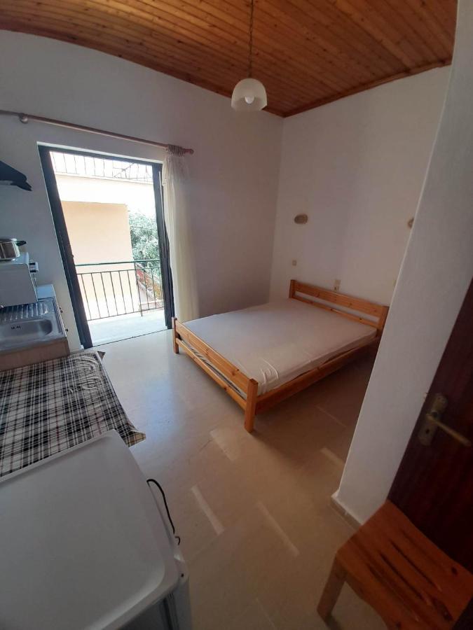 Christina Sunny Rooms Loutsa  Exterior photo